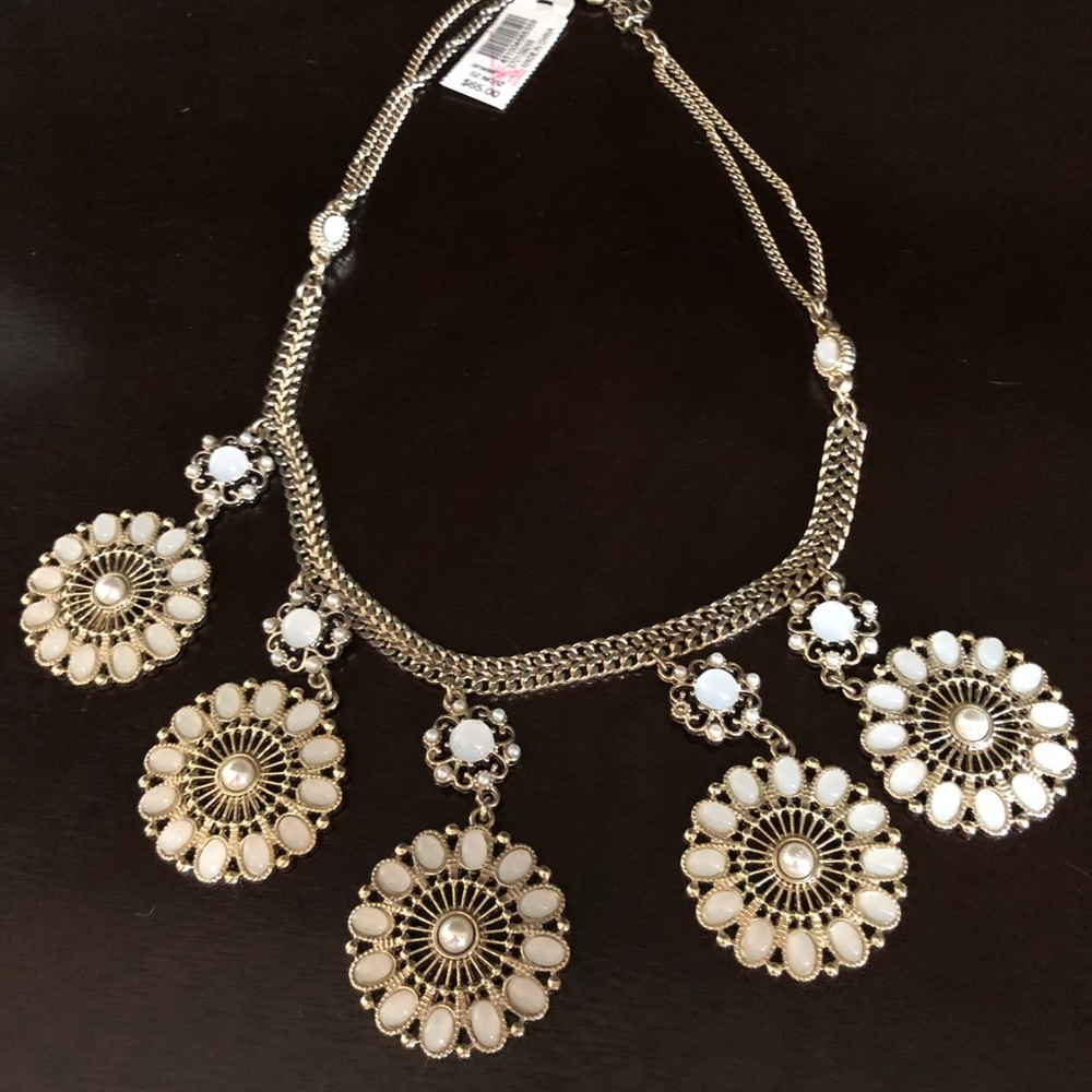 White House black market necklace